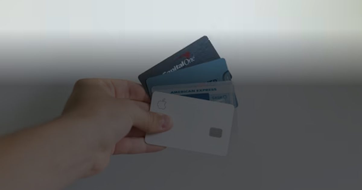 Mehrere Kreditkarten werden in einer Hand aufgefächert