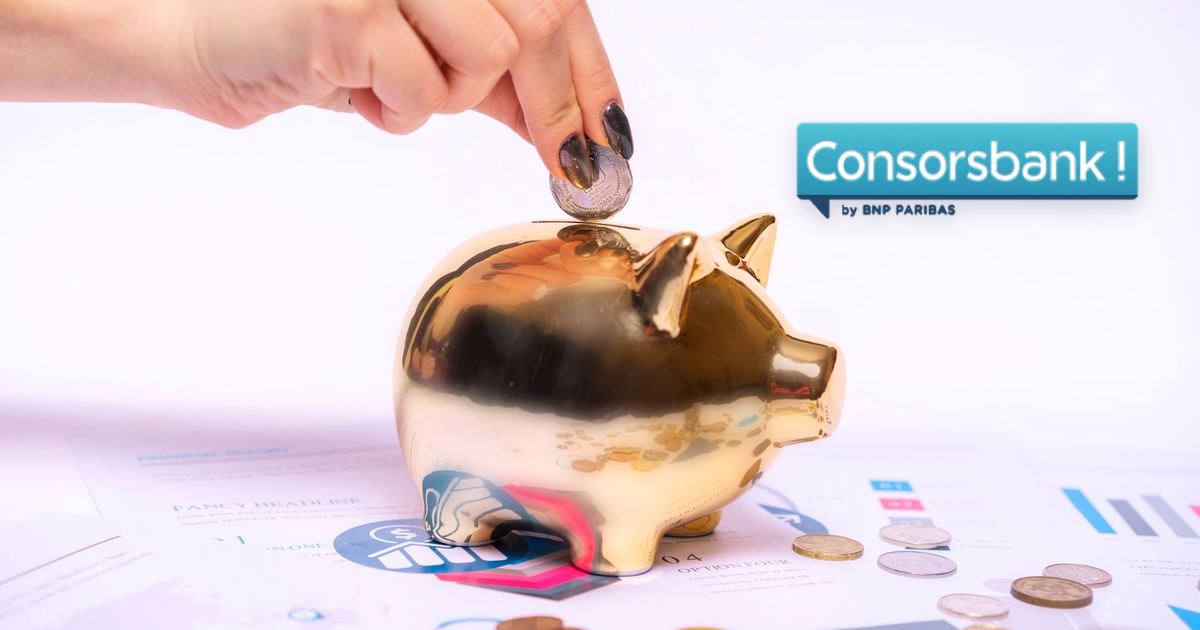 Consorsbank Logo neben einem goldenen Sparschwein, in das eine Hand eine Münze wirft