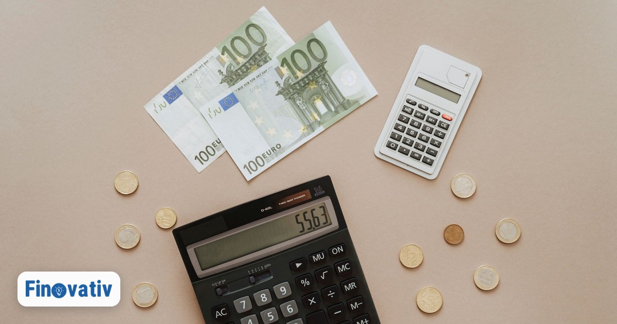 Euro-Scheine, Münzen und zwei Taschenrechner auf beigem Untergrund