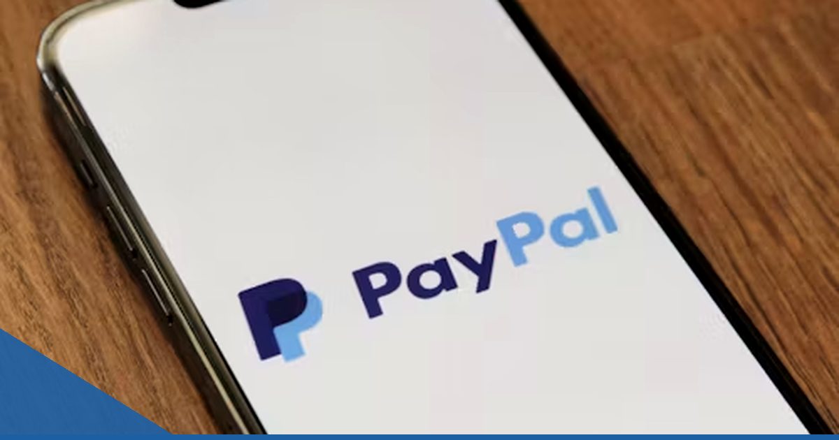Smartphone mit PayPal-Logo auf Holztisch