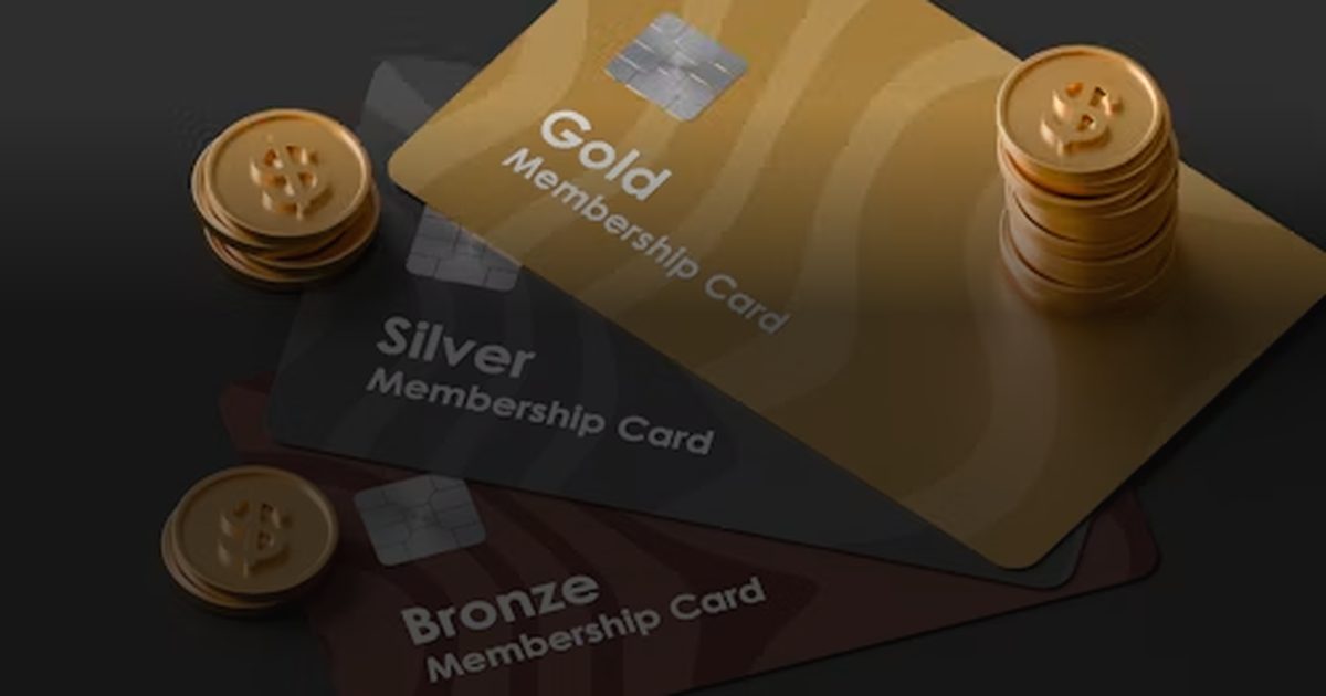Goldene und silberne Premium-Kreditkarten mit Münzstapeln