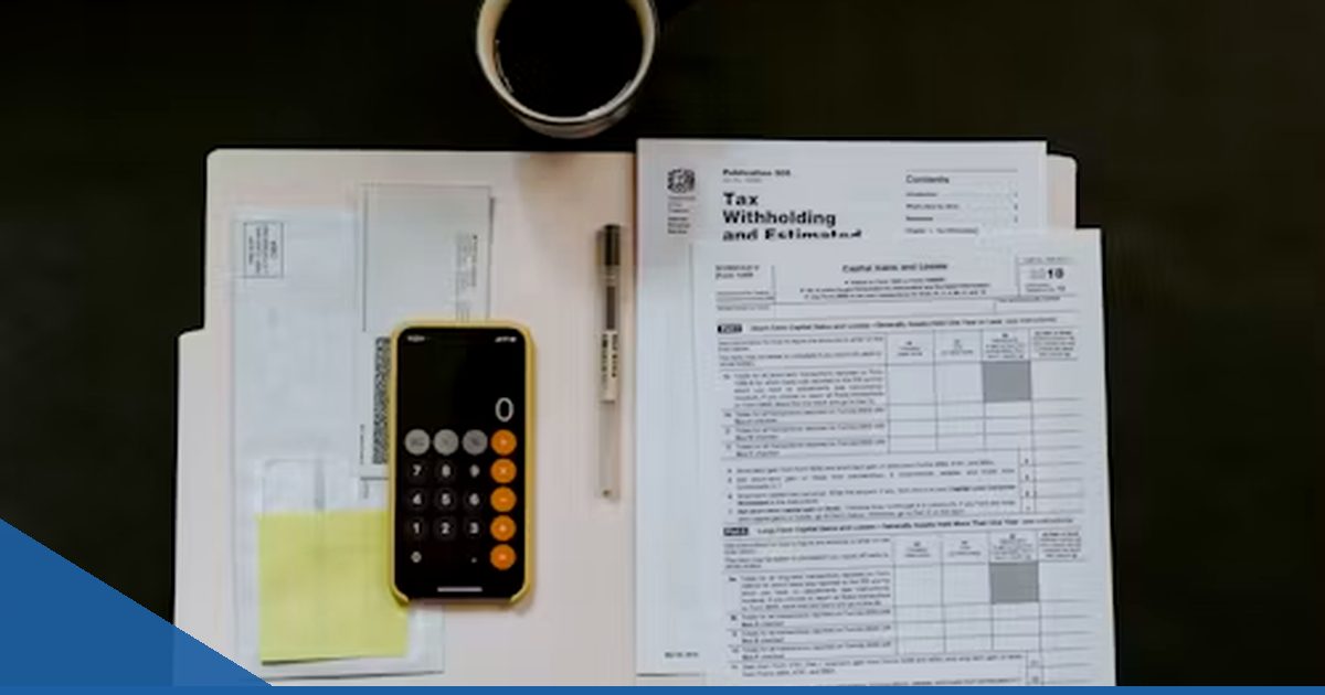 Person berechnet Finanzen mit Taschenrechner und Unterlagen