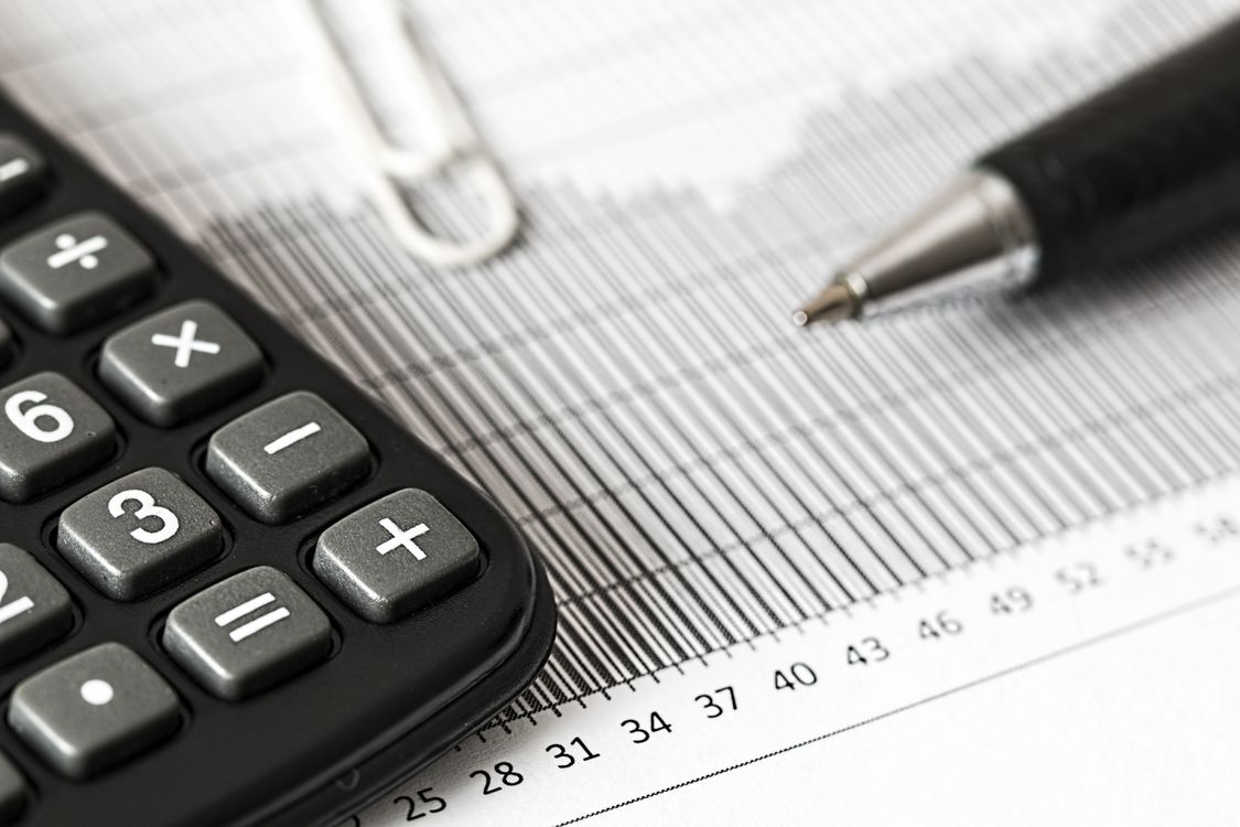 Taschenrechner und Finanzdiagramm zur Zinsanpassung bei Advanzia