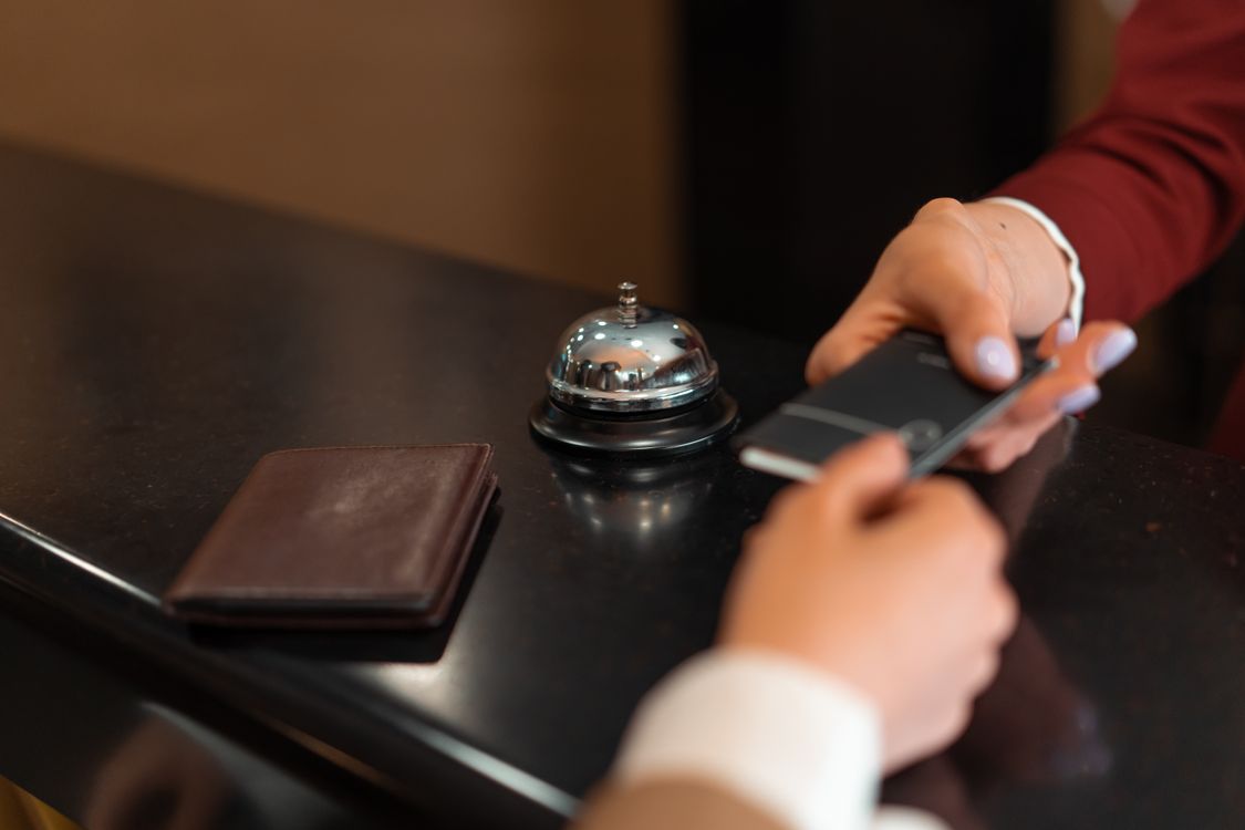 Eleganter Hotel-Check-in mit Concierge-Service – exklusiver Premium-Service der Sparkasse Kreditkarte Platinum