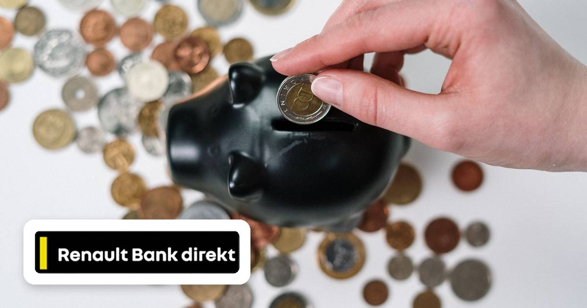 Renault Bank direkt Logo vor einem schwarzen Sparschwein, in das eine Hand eine Münze wirft, umgeben von Münzen