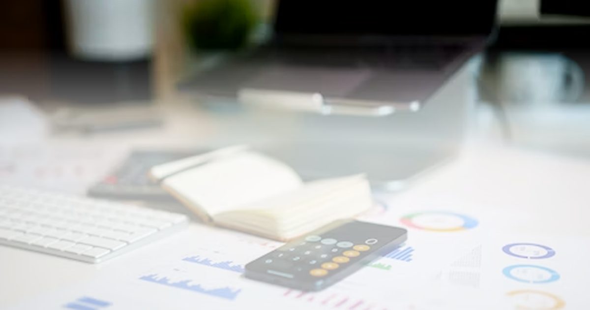 Taschenrechner und Finanzunterlagen auf einem Schreibtisch
