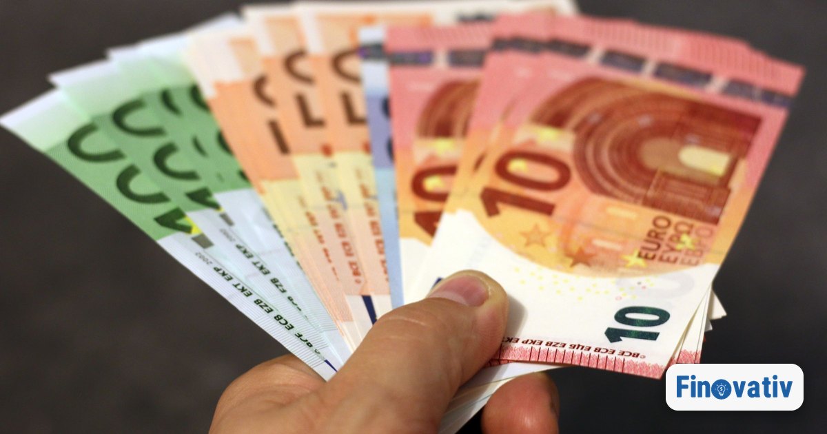 Hand mit einem Fächer Euro-Scheine