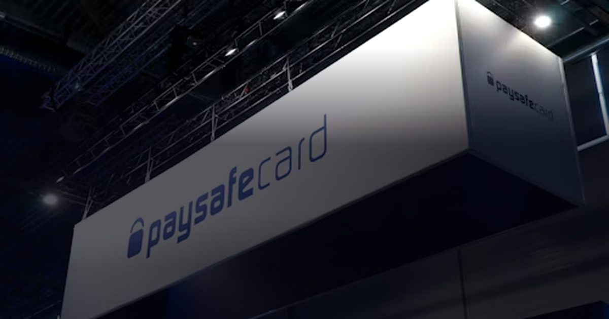 Paysafecard-Werbetafel an einer Geschäftsfassade