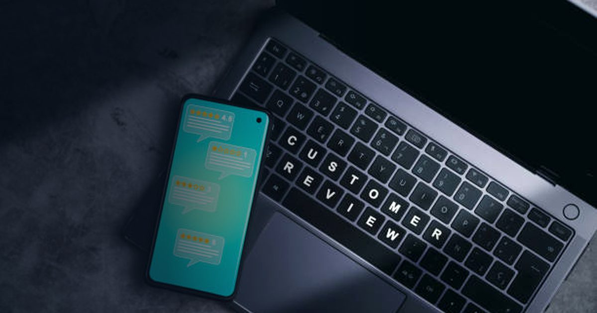 Smartphone mit Chat-App neben einer Laptop-Tastatur