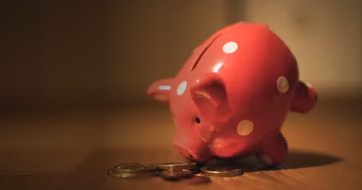 Sparschwein mit Münzen als Symbol für Festgeld-Ersparnisse