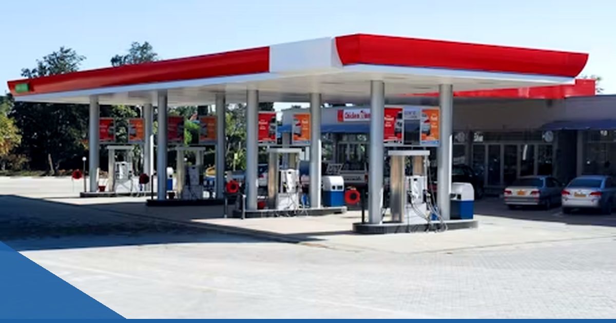 Tankstelle mit rotem Vordach bei Tageslicht