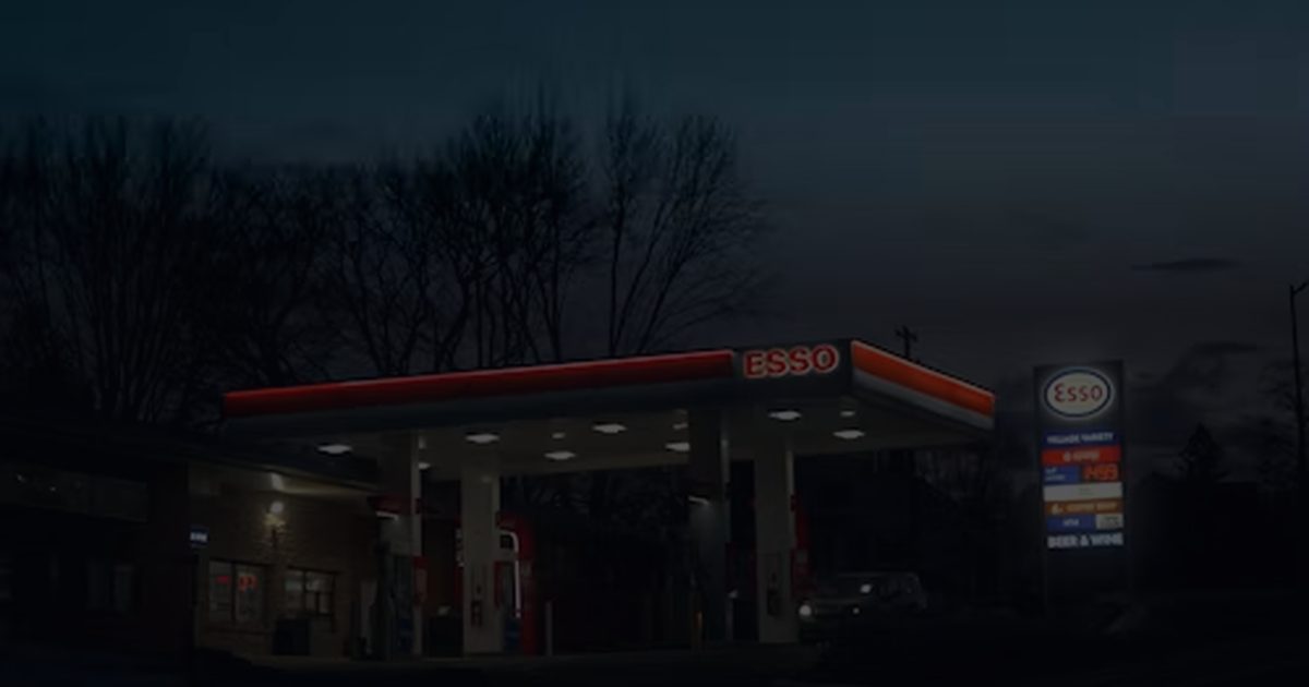 Esso-Tankstelle bei Nacht beleuchtet