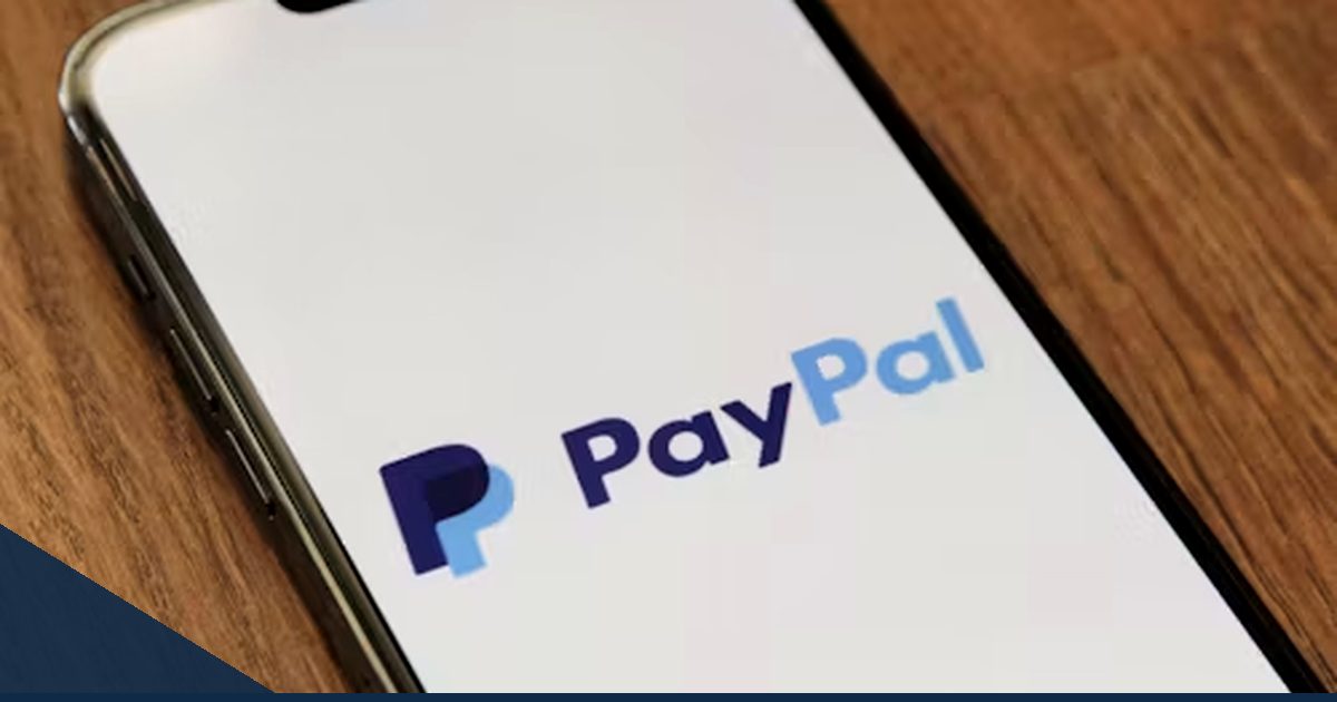 Smartphone mit PayPal-Logo auf Holztisch