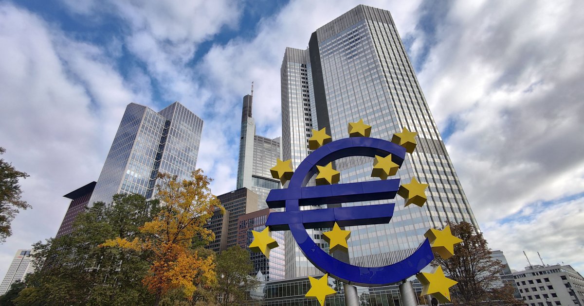 Euro-Symbol vor den Wolkenkratzern der Europäischen Zentralbank in Frankfurt am Main